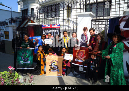 La Paz, Bolivie, 30 juin 2017. Les membres du Club de Lectura Harry Potter Officiel de La Paz posent avec une grande silhouette de Harry Potter figure à l'extérieur de l'ambassade britannique à La Paz. L'événement était organisé par l'Ambassade britannique pour célébrer le 20e anniversaire de la publication du premier livre de Harry Potter, Harry Potter et la pierre philosophale par J.K. Rowling, qui a été publiée cette semaine en 1997. Brunker Crédit : James/Alamy Live News Banque D'Images