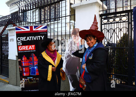 La Paz, Bolivie, 30 juin 2017. Les membres du Club de Lectura Harry Potter Officiel de La Paz posent avec une grande silhouette de Harry Potter figure à l'extérieur de l'ambassade britannique à La Paz. L'événement était organisé par l'Ambassade britannique pour célébrer le 20e anniversaire de la publication du premier livre de Harry Potter, Harry Potter et la pierre philosophale par J.K. Rowling, qui a été publiée cette semaine en 1997. Brunker Crédit : James/Alamy Live News Banque D'Images