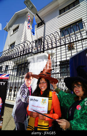 La Paz, Bolivie, 30 juin 2017. Un étudiant local et Tatiana Carlasich (directeur du Club de Lectura Harry Potter Officiel de La Paz) posent avec une grande silhouette de Harry Potter figure à l'extérieur de l'ambassade britannique à La Paz. L'événement était organisé par l'Ambassade britannique pour célébrer le 20e anniversaire de la publication du premier livre de Harry Potter, Harry Potter et la pierre philosophale par J.K. Rowling, qui a été publiée cette semaine en 1997. Brunker Crédit : James/Alamy Live News Banque D'Images