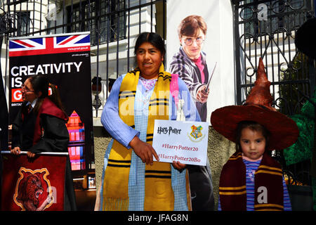 La Paz, Bolivie, 30 juin 2017. Une dame Aymara et sa fille posent avec une grande silhouette de Harry Potter figure à l'extérieur de l'ambassade britannique à La Paz. L'événement était organisé par l'Ambassade britannique pour célébrer le 20e anniversaire de la publication du premier livre de Harry Potter, Harry Potter et la pierre philosophale par J.K. Rowling, qui a été publiée cette semaine en 1997. Brunker Crédit : James/Alamy Live News Banque D'Images