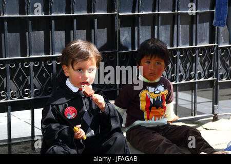 La Paz, Bolivie, 30 juin 2017. Un jeune garçon habillé en magicien bénéficie d'une glace à un événement organisé par l'Ambassade britannique pour célébrer le 20e anniversaire de la publication du premier livre de Harry Potter, Harry Potter et la pierre philosophale par J.K. Rowling, qui a été publiée cette semaine en 1997. Brunker Crédit : James/Alamy Live News Banque D'Images