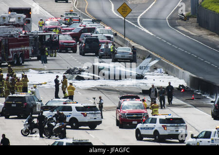 Santa Ana, CA, USA. 30 Juin, 2017. Un petit avion s'est écrasé sur l'autoroute 405 en direction sud vendredi matin autour de 10h00 à l'approche des SNA/John Wayne Airport Vendredi 30 juin 2017 en Californie. Deux rapports ont été éjectés de l'avion et ont survécu. Lors d'un crash landing vidéo montre l'avion en feu. Crédit : Stuart Palley/ZUMA/Alamy Fil Live News Banque D'Images