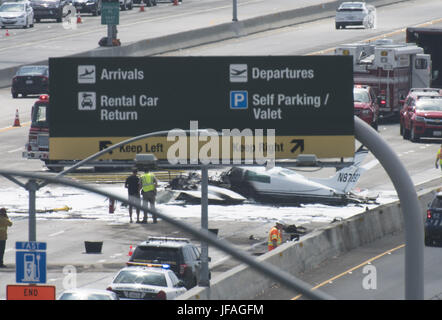 Santa Ana, CA, USA. 30 Juin, 2017. Un petit avion s'est écrasé sur l'autoroute 405 en direction sud vendredi matin autour de 10h00 à l'approche des SNA/John Wayne Airport Vendredi 30 juin 2017 en Californie. Deux rapports ont été éjectés de l'avion et ont survécu. Lors d'un crash landing vidéo montre l'avion en feu. Crédit : Stuart Palley/ZUMA/Alamy Fil Live News Banque D'Images