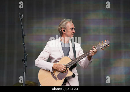 Londres, Royaume-Uni. 30 Juin, 2017. Mike Rutherford de Mike et la mécanique en live sur scène le grand chêne dans le cadre de l'heure d'été britannique 2017 (CEST) Festival à Hyde Park à Londres. Date de la photo : Vendredi, 30 juin 2017. Crédit photo doit se lire : Crédit : Roger Garfield/Alamy Live News Crédit : Roger Garfield/Alamy Live News Banque D'Images