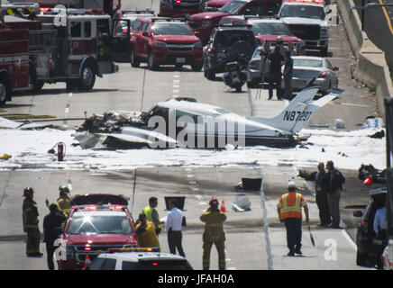 Santa Ana, CA, USA. 30 Juin, 2017. Un petit avion s'est écrasé sur l'autoroute 405 en direction sud vendredi matin autour de 10h00 à l'approche des SNA/John Wayne Airport Vendredi 30 juin 2017 en Californie. Deux rapports ont été éjectés de l'avion et ont survécu. Lors d'un crash landing vidéo montre l'avion en feu. Crédit : Stuart Palley/ZUMA/Alamy Fil Live News Banque D'Images