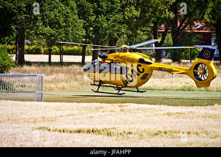 Garching, Allemagne. 30 Juin, 2017. Il n'arrive pas tous les jours de voir un hélicoptère en service d'urgence l'atterrissage devant votre porte, sur un petit terrain de football entouré de champs de blé. Elle a effectué un médecin sur appel, qui continue son voyage sur une voiture de pompiers en attente à proximité. Credit : Luisa Fumi/Alamy Live News Banque D'Images