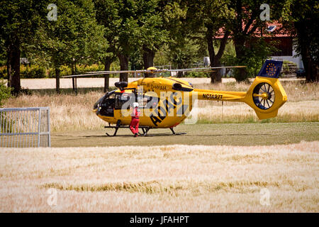 Garching, Allemagne. 30 Juin, 2017. Il n'arrive pas tous les jours de voir un hélicoptère en service almmost atterrissage d'urgence devant votre porte, sur un petit terrain de football entouré de champs de blé. Elle a effectué un médecin sur appel, qui continue son voyage sur une voiture de pompiers en attente à proximité. Credit : Luisa Fumi/Alamy Live News Banque D'Images