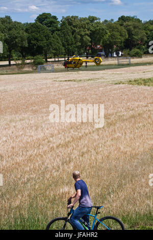 Garching, Allemagne. 30 Juin, 2017. Cycliste s'arrête pour regarder un hélicoptère a atterri sur un emplacement pour un appel d'urgence Crédit : Luisa Fumi/Alamy Live News Banque D'Images