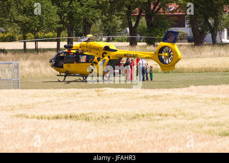 Garching, Allemagne. 30 Juin, 2017. Les gens curieux autour d'un hélicoptère a atterri dans un champ de blé pour un appel aux services d'urgence. Credit : Luisa Fumi/Alamy Live News Banque D'Images