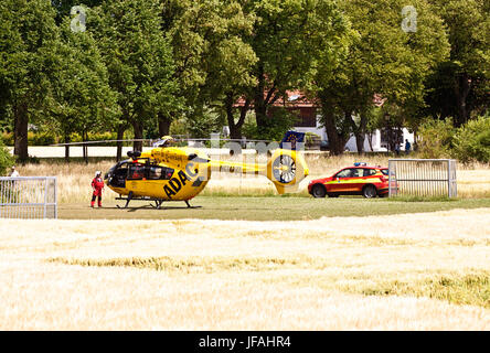 Garching, Allemagne. 30 Juin, 2017. Il n'arrive pas tous les jours de voir un hélicoptère en service almmost atterrissage d'urgence devant votre porte, sur un petit terrain de football entouré de champs de blé. Elle a effectué un médecin sur appel, qui continue son voyage sur une voiture de pompiers en attente à proximité. Credit : Luisa Fumi/Alamy Live News Banque D'Images