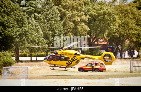 Garching, Allemagne. 30 Juin, 2017. Au départ de l'hélicoptère de l'ADAC un champ de blé après un appel d'un médecin d'urgence. Credit : Luisa Fumi/Alamy Live News Banque D'Images