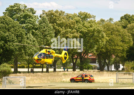 Garching, Allemagne. 30 Juin, 2017. Au départ de l'hélicoptère de l'ADAC un champ de blé après un appel d'un médecin d'urgence. Credit : Luisa Fumi/Alamy Live News Banque D'Images