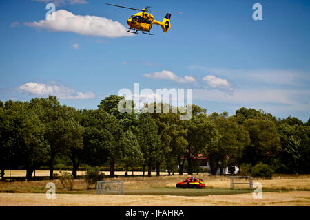 Garching, Allemagne. 30 Juin, 2017. Au départ de l'hélicoptère de l'ADAC un champ de blé après un appel d'un médecin d'urgence. Credit : Luisa Fumi/Alamy Live News Banque D'Images