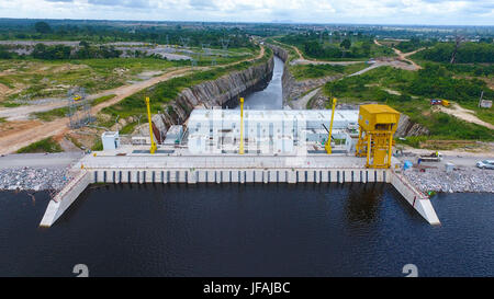 (170630) -- SOUBRE (CÔTE D'IVOIRE), le 30 juin 2017 (Xinhua) -- Photo prise le 19 mai 2017 montre les soubre station d'énergie hydroélectrique près de la ville de Soubre en Côte d'Ivoire. Une cérémonie a eu lieu le 30 juin en Côte d'Ivoire pour marquer officiellement le début de la production d'électricité à Soubre centrale hydroélectrique, qui a été construit par une société chinoise. Avec une capacité installée de 275 MW, le 4,5 km de long barrage Soubre est la plus grande de ce genre jusqu'à présent dans le pays d'Afrique de l'ouest. (Xinhua) Banque D'Images