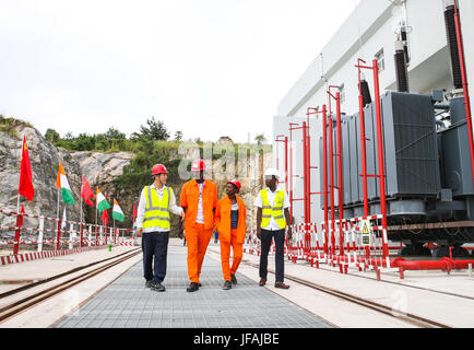 (170630) -- SOUBRE (CÔTE D'IVOIRE), le 30 juin 2017 (Xinhua) - Wang- Guanguan (1re L), un technicien chinois, promenades avec sa côte d'Ivoire, ses collègues de l'Soubre station d'énergie hydroélectrique près de la ville de Soubre en Côte d'Ivoire, le 30 juin 2017. Une cérémonie a eu lieu vendredi en Côte d'Ivoire pour marquer officiellement le début de la production d'électricité à Soubre centrale hydroélectrique, qui a été construit par une société chinoise. Avec une capacité installée de 275 MW, le 4,5 km de long barrage Soubre est la plus grande de ce genre jusqu'à présent dans le pays d'Afrique de l'ouest. (Xinhua/Pan François Picard) Banque D'Images