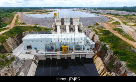 (170630) -- SOUBRE (CÔTE D'IVOIRE), le 30 juin 2017 (Xinhua) -- Photo prise le 19 mai 2017 montre les soubre station d'énergie hydroélectrique près de la ville de Soubre en Côte d'Ivoire. Une cérémonie a eu lieu le 30 juin en Côte d'Ivoire pour marquer officiellement le début de la production d'électricité à Soubre centrale hydroélectrique, qui a été construit par une société chinoise. Avec une capacité installée de 275 MW, le 4,5 km de long barrage Soubre est la plus grande de ce genre jusqu'à présent dans le pays d'Afrique de l'ouest. (Xinhua) Banque D'Images