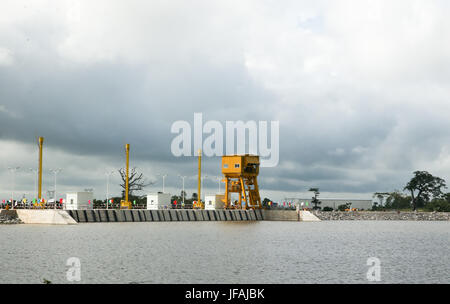 (170630) -- SOUBRE (CÔTE D'IVOIRE), le 30 juin 2017 (Xinhua) -- Photo prise le 30 juin 2017 présente une vue de la centrale électrique de Soubre près de la ville de Soubre en Côte d'Ivoire. Une cérémonie a eu lieu vendredi en Côte d'Ivoire pour marquer officiellement le début de la production d'électricité à Soubre centrale hydroélectrique, qui a été construit par une société chinoise. Avec une capacité installée de 275 MW, le 4,5 km de long barrage Soubre est la plus grande de ce genre jusqu'à présent dans le pays d'Afrique de l'ouest. (Xinhua/Pan François Picard) Banque D'Images