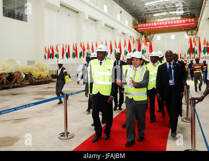 (170630) -- SOUBRE (CÔTE D'IVOIRE), le 30 juin 2017 (Xinhua) -- Amadou Gon Coulibaly (L, avant), premier ministre de la Côte d'Ivoire, rend visite à la station d'énergie hydroélectrique Soubre, accompagnée par l'ambassadeur chinois en Côte d'ivoire Tang Weibin (R, avant), près de la ville de Soubre en Côte d'Ivoire, le 30 juin 2017. Une cérémonie a eu lieu vendredi en Côte d'Ivoire pour marquer officiellement le début de la production d'électricité à Soubre centrale hydroélectrique, qui a été construit par une société chinoise. Avec une capacité installée de 275 MW, le 4,5 km de long barrage Soubre est la plus grande de ce genre jusqu'à présent dans l'EMTE Banque D'Images