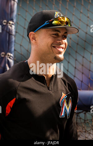 Milwaukee, WI, USA. 30 Juin, 2017. Miami Marlins droit fielder Giancarlo Stanton # 27 sourire après avoir frappé un home run au cours de la pratique au bâton qui s'est posé au-dessus de Bernie's dugout en champ gauche avant le match de la Ligue Majeure de Baseball entre les Milwaukee Brewers et les Marlins de Miami à Miller Park de Milwaukee, WI. John Fisher/CSM/Alamy Live News Banque D'Images