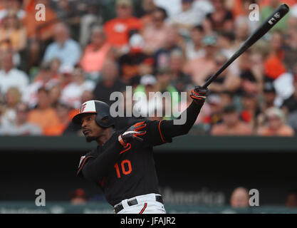 Baltimore, Maryland, USA. 30 Juin, 2017. Baltimore Orioles CF Adam Jones (10) au bâton lors d'un match contre les Rays de Tampa Bay à l'Oriole Park at Camden Yards de Baltimore, MD, le 30 juin 2017. Photo/ Mike Buscher/Cal Sport Media Credit : Cal Sport Media/Alamy Live News Banque D'Images