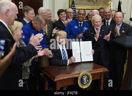 Washington DC, USA. 30 Juin, 2017. Le Président des Etats-Unis, Donald J. Trump, signe un ordre exécutif pour rétablir le Conseil national de l'espace comme l'astronaute d'Apollo 11 Buzz Aldrin (R) regarde sur dans la Roosevelt Room de la Maison Blanche à Washington, DC, le 30 juin 2017. un crédit : Olivier Douliery/piscine par CNP Crédit : MediaPunch MediaPunch /Inc/Alamy Live News Banque D'Images