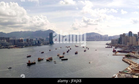 Hong Kong, Chine. 1er juillet 2017. Bateaux de pêche participent à un défilé pour célébrer le 20e anniversaire de la déclaration de Hong Kong à la patrie, à Hong Kong, Chine du sud, le 1 juillet 2017. Credit : Zhang Lei/Xinhua/Alamy Live News Banque D'Images