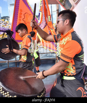 Hong Kong, Chine. 1er juillet 2017. Les membres d'une équipe de danse du lion et dragon effectuer sur un bateau de pêche pour célébrer le 20e anniversaire de la déclaration de Hong Kong à la patrie, à Hong Kong, Chine du sud, le 1 juillet 2017. Credit : Wang Xi/Xinhua/Alamy Live News Banque D'Images