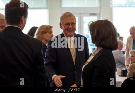 Elizabethtown, Kentucky, USA. 30 Juin, 2017. Le sénateur républicain Mitch McConnell accueille les personnes à fundraiser à Elizabethtown, Kentucky, le 30 juin 2017. Crédit : Joe Tabb/Alamy Live News Banque D'Images