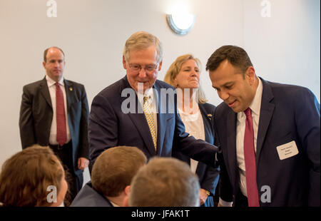 Elizabethtown, Kentucky, USA. 30 Juin, 2017. Le sénateur républicain Mitch McConnell accueille les personnes à fundraiser à Elizabethtown, Kentucky, le 30 juin 2017. Crédit : Joe Tabb/Alamy Live News Banque D'Images