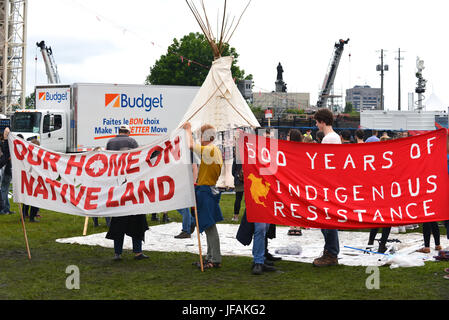 Ottawa, Canada - 30 juin 2017 : les signes en attente autour de la controverse tipi érigé en symbole de l'homme en raison d'indigènes qui a été refusé par la sécurité a ensuite déménagé plus près de la scène principale. Justin Trudeau, premier ministre a visité le teepee plus tôt dans la journée que son gouvernement a fait campagne sur l'idée d'améliorer le traitement des peuples autochtones. Crédit : Paul McKinnon/Alamy Live News Banque D'Images