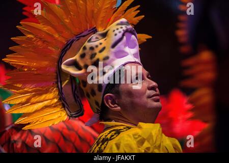 Tarente, au Brésil. 1er juillet 2017. Un acteur de l'équipe effectue pendant la Garantido Tarente Tarente, Festival du Folklore à l'état d'Amazonas, Brésil, le 1 juillet 2017. Tarente, Festival de folklore populaire une célébration annuelle qui a eu lieu dans la ville brésilienne de Tarente, Amazonas, a débuté le vendredi soir à minuit. Crédit : Li Ming/Xinhua/Alamy Live News Banque D'Images