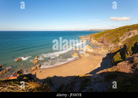 Beau paysage marin étés à Freathy Whitsand Bay, et la côte avec Point Sharrow et Looe dans le lointain Cornwall, Angleterre Banque D'Images