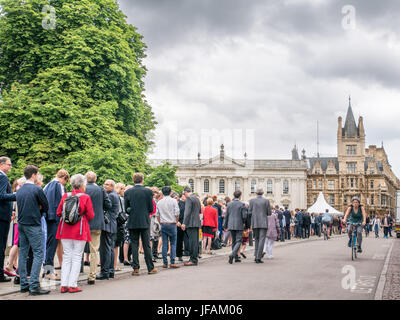 Cambridge, UK. 30 Juin, 2017. Les parents et amis des élèves de Downing College forment une file d'attente ordonnée pendant qu'ils attendent sur un trottoir de transformer en Sénat Chambre, Université de Cambridge, en Angleterre, pour leur cérémonie de remise des diplômes le vendredi 30 juin 2017. Crédit : Michael Foley/Alamy Live News Banque D'Images