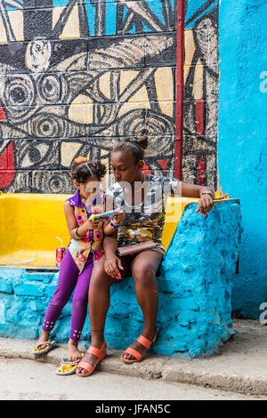 Peintures murales et afro-cubaine des enfants dans la colonie d'artistes de CALLEJON DE HAMEL a commencé par l'artiste SALVADOR GONZALES - LA HAVANE, CUBA Banque D'Images