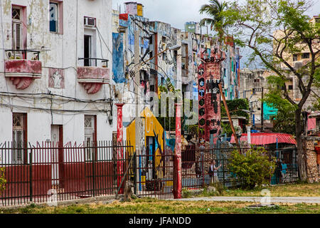 Afro-Cuban murales dans l'artiste colonie de CALLEJON DE HAMEL a commencé par l'artiste SALVADOR GONZALES - LA HAVANE, CUBA Banque D'Images