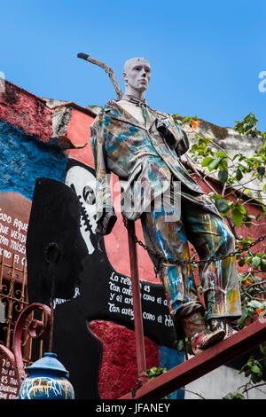 Une statue de l'artiste colonie de CALLEJON DE HAMEL a commencé par SALVADOR GONZALES - LA HAVANE, CUBA Banque D'Images