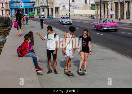 Les jeunes sur leurs planches de skate le long du Malecon, LA HAVANE, CUBA Banque D'Images