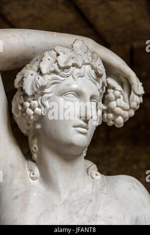 Statue de marbre dans la cour de la MUSÉE DE LA CUIDAD - LA HAVANE, CUBA Banque D'Images