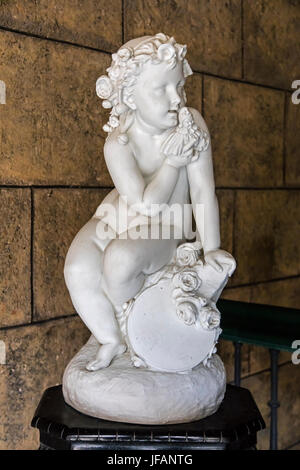 Statue en marbre d'un enfant dans la cour de la MUSÉE DE LA CUIDAD - LA HAVANE, CUBA Banque D'Images