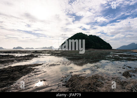 EL NIDO, Palawan, Philippines - Le 29 mars 2017 photo:horizontal de l'eau faiblement réfléchis de Las Cabanas Beach. Banque D'Images