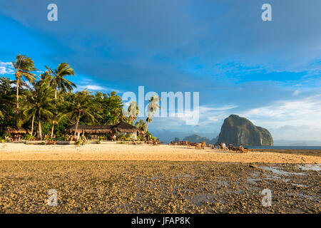 EL NIDO, Palawan, Philippines - Le 29 mars 2017 : horizontale photo d'un restaurant de plage à la plage de Cabanas. Banque D'Images