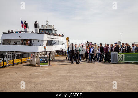 Les touristes à bord d'un ferry dans le pénitencier d'Alcatraz, San Francisco, California, USA Banque D'Images
