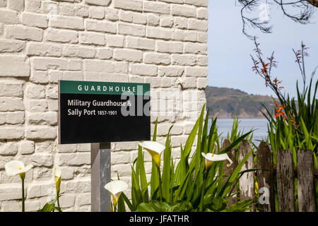 Inscrivez-vous au poste de garde militaire et Sally Port au pénitencier d'Alcatraz, San Francisco, California, USA Banque D'Images