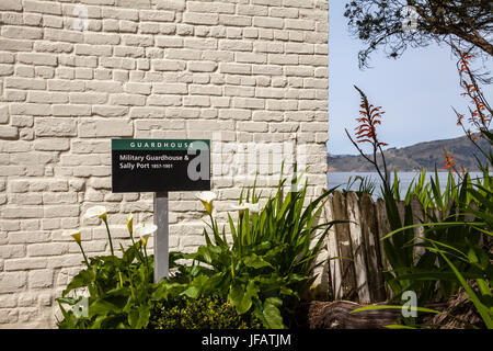 Inscrivez-vous au poste de garde militaire et Sally Port au pénitencier d'Alcatraz, San Francisco, California, USA Banque D'Images