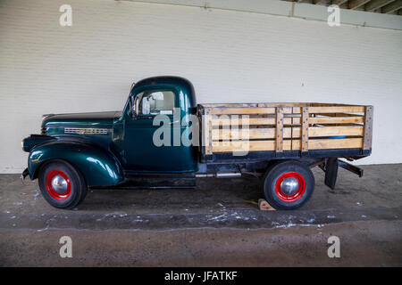 Chevy truck vintage à l'intérieur du pénitencier d'Alcatraz, San Francisco, California, USA Banque D'Images