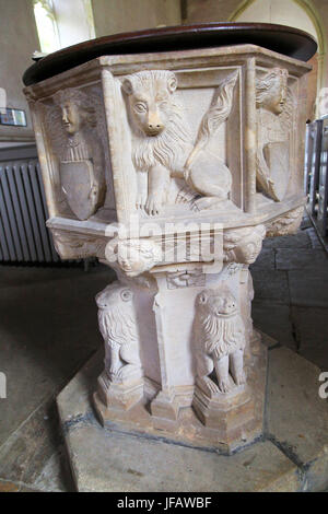 Pierre sculptée angel font baptismal, Église de Saint Grégoire, Sewen, Suffolk, Angleterre, RU Banque D'Images