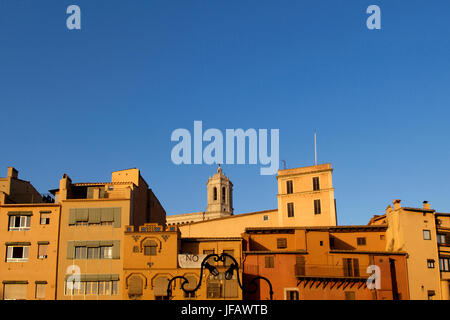 Maisons colorées et de la cathédrale de Gérone, Catalogne, Espagne Banque D'Images