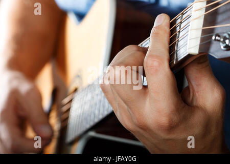 Guitariste acoustique chanson de la scène. Mains Libre Banque D'Images