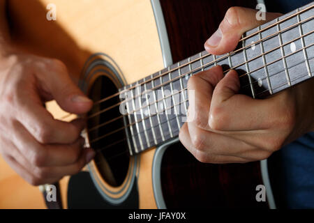 Guitariste acoustique chanson de la scène. Mains Libre Banque D'Images