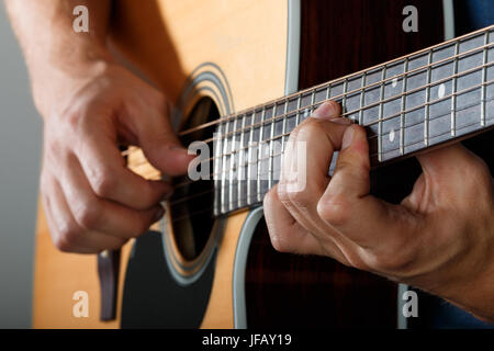 Guitariste acoustique chanson de la scène. Mains Libre Banque D'Images